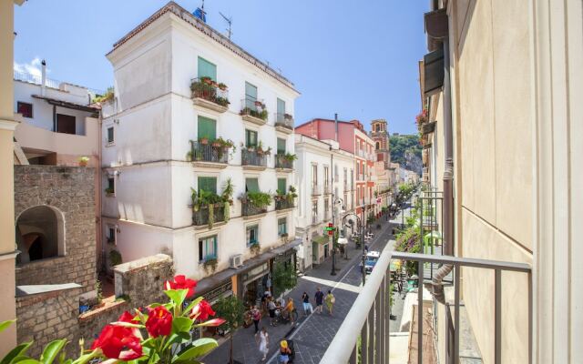 Deluxe Home in Sorrento Old Town with Balconies