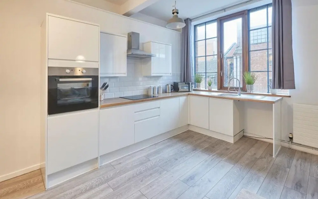 Host Stay Concert Square