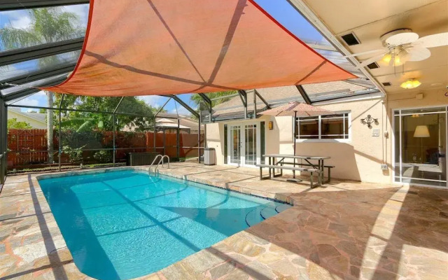 Golden Tropics 30 Minutes From Superbowl 2020 Pool Fenced Backyard