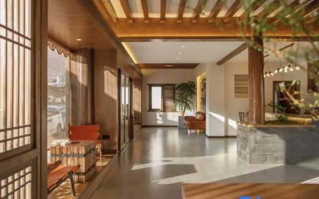 Yulong August Guanshanhai Light Luxury Homestay