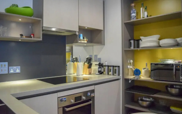 Modern 2 Bedroom Apartment with Balcony On The Canal