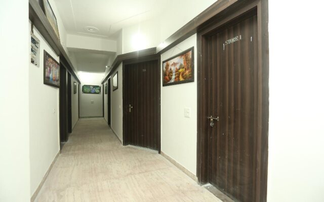 OYO 8607 Hotel Sky Inn