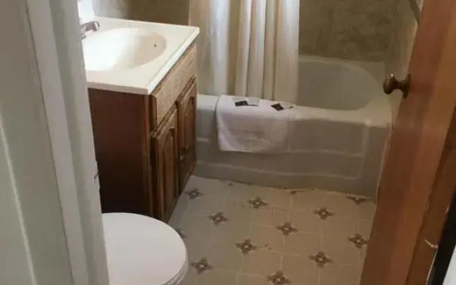 Budget Host Moon Mist Motel