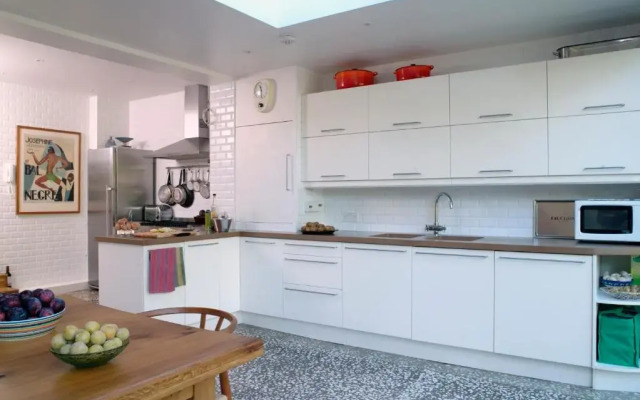 Stunning 5 bed house with private garden
