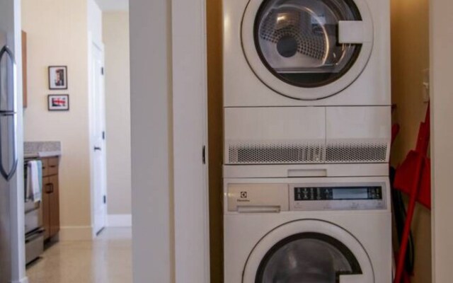 Classic Downtown 1BR Apt with Views