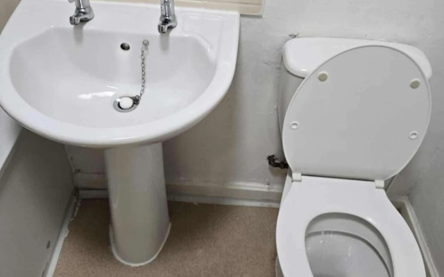 Milton Keynes - Sleeps 6 - Free Parking