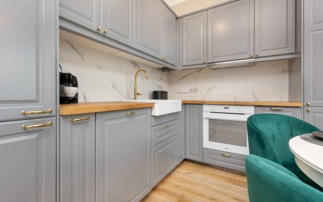 Prymasa Tysiąclecia Apartment by Renters