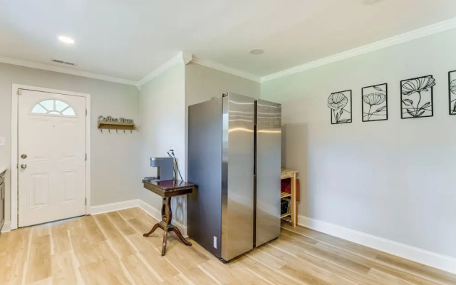 Charming Charlotte Home: 2 Mi to Downtown!