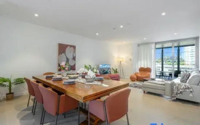 Spacious 3BR in Barangaroo | Free Parking | CBD