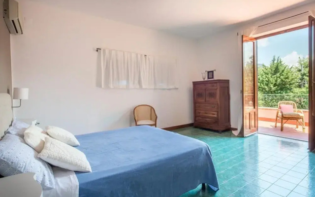 Una Scogliera sul Mare con Piscina by Wonderful Italy