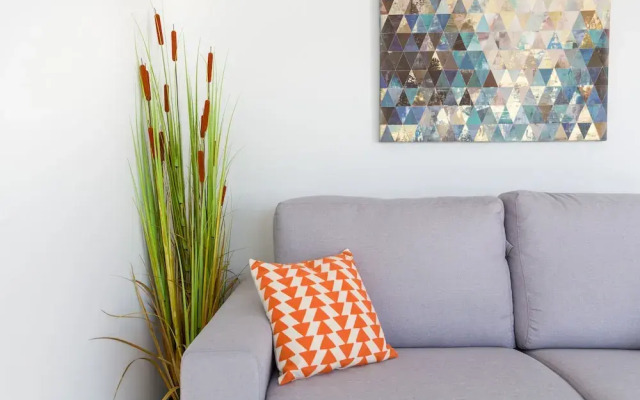 RENTHAS Calabeach Apartment