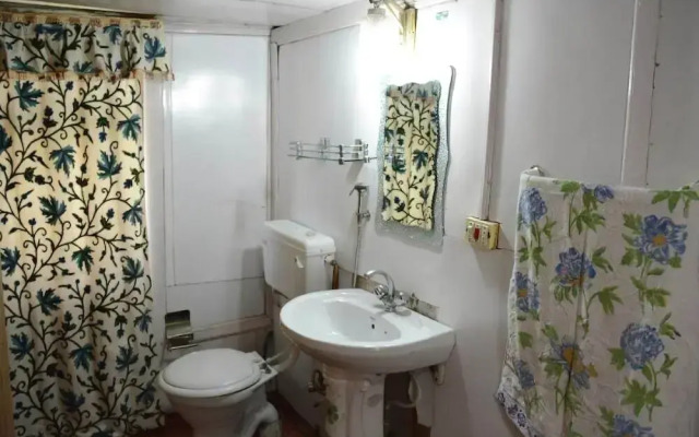 Howrah Houseboats in Srinagar