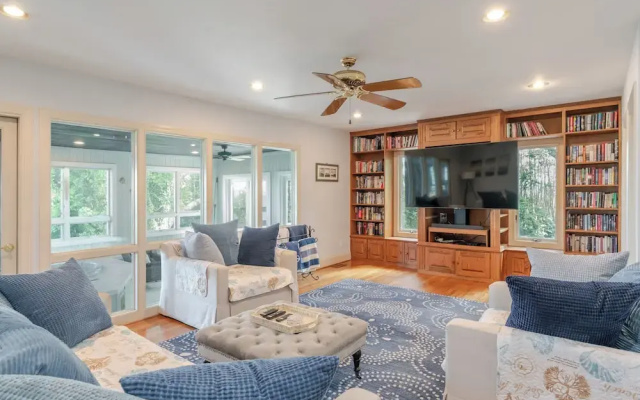 Hot Tub + Private Beach: Waterfront Urbanna Escape