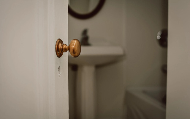 Hill Road Manor Bed & Breakfast