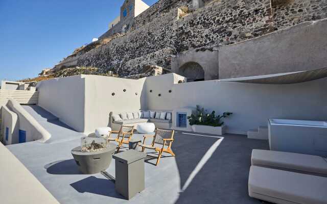 Luna Santorini Suites