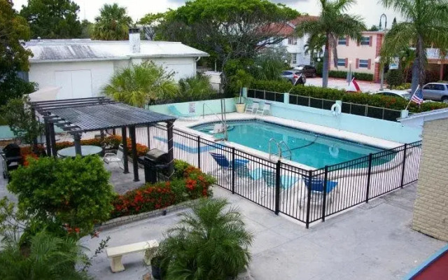 Holiday House Motel