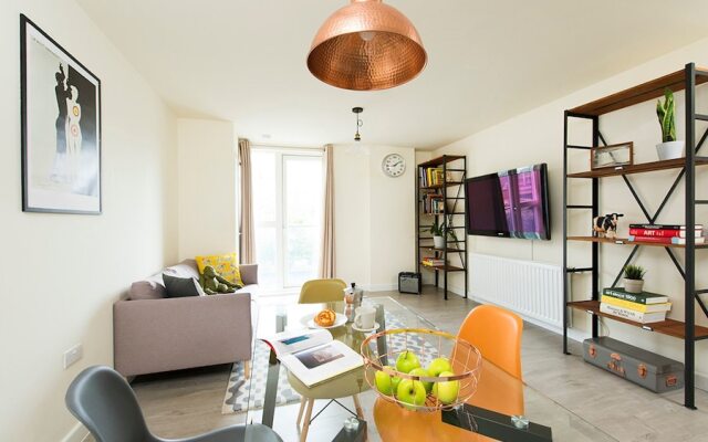 Bright and Spacious 2BR Flat in East London