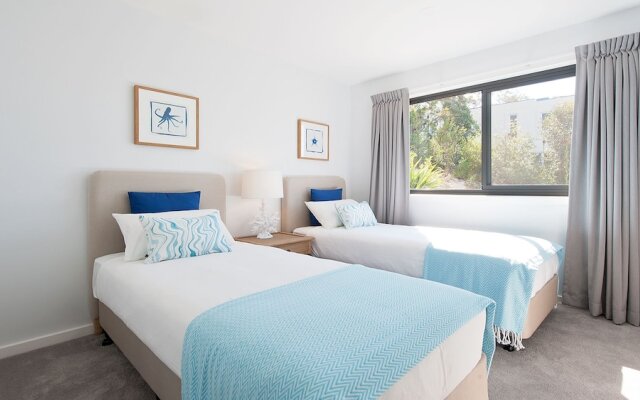 Hilltop Hideaway - Breathtaking views, moments to beach!