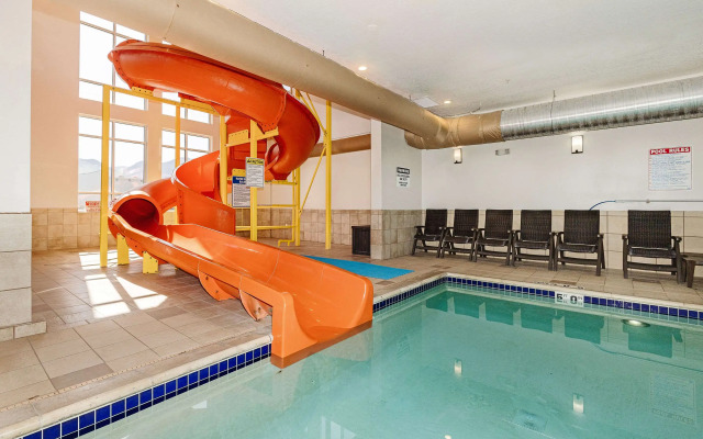 Comfort Inn & Suites Logan Near University