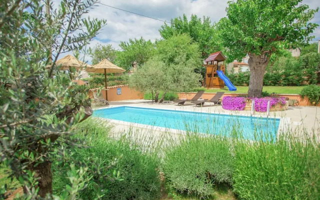 Rustic Villa in Dracevac With Outdoor Pool