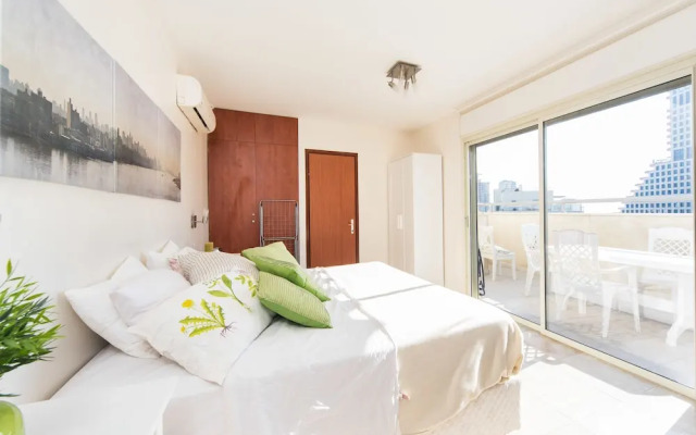 Spacious Duplex with Terrace 3-min From the Beach