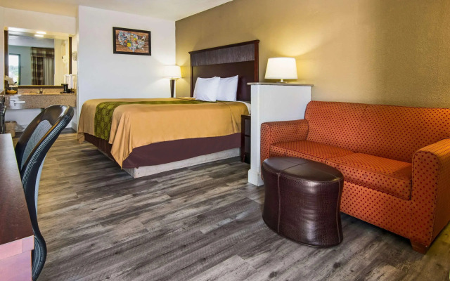Econo Lodge Inn & Suites