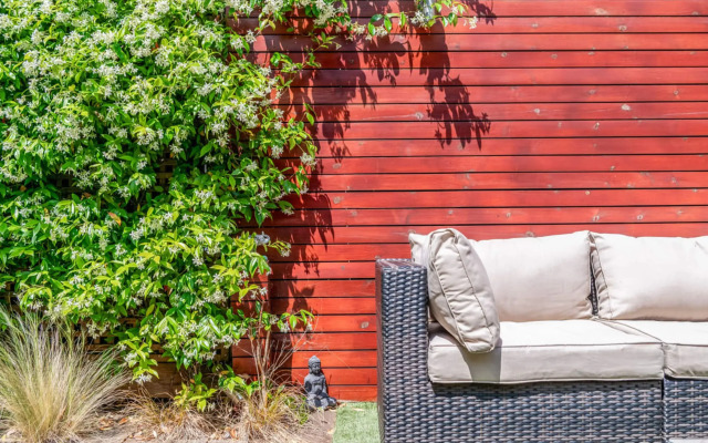 Ealing's Cozy Garden Retreat