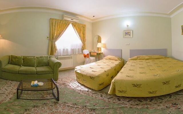 Shiraz Parseh Hotel