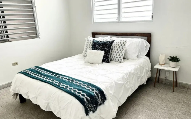 3BR 2BA Balconies Hip Lo za Beach Caf s