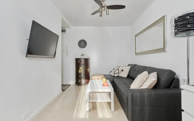 Black & White Studio by Renters