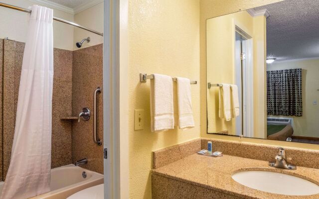 Rodeway Inn & Suites Fort Jackson