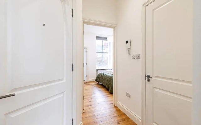 Chic Chelsea Retreat: Bright Space & Balcony Bliss