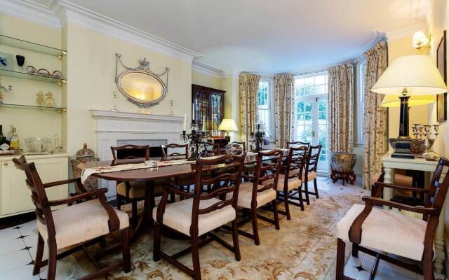 Elgin Crescent Apartment