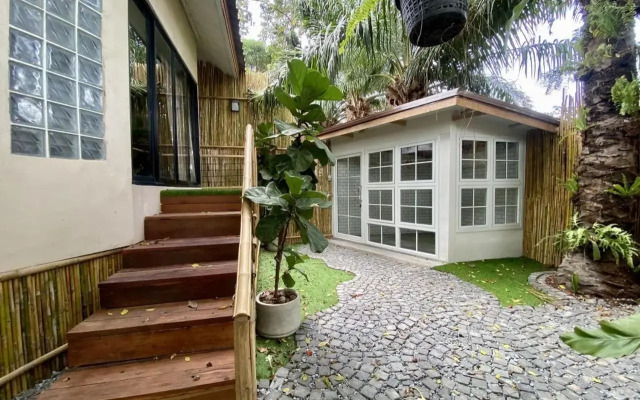 The Country Lake View Hotel