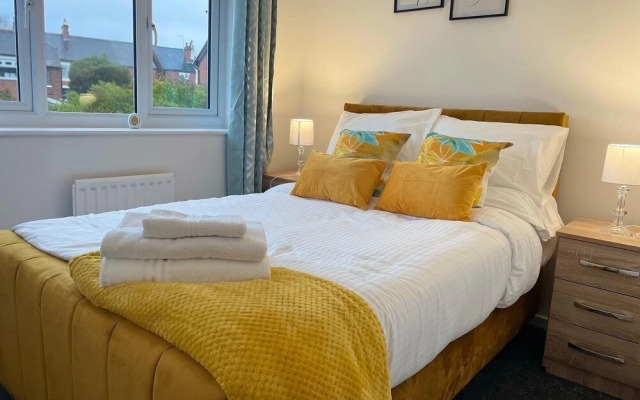 Beautiful 4 Bed Home With Free Parking