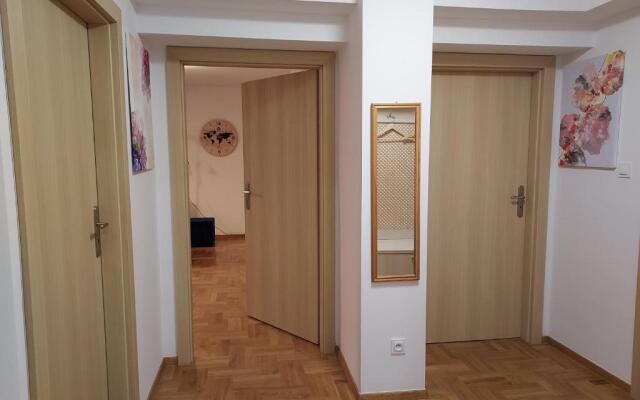 APART- salon z aneksem kuchenym, 2 sypialnie, łazienka