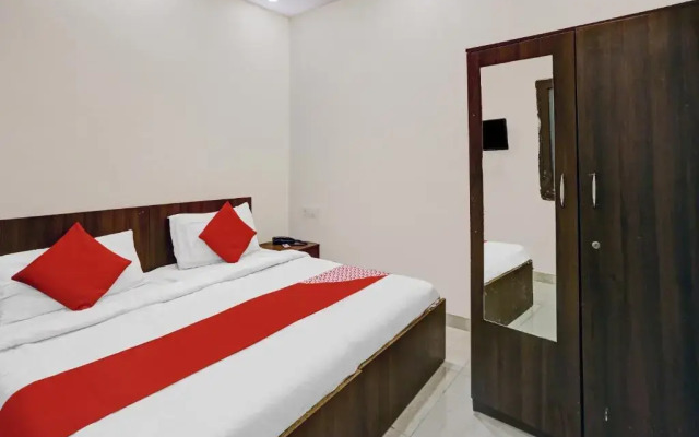 OYO Hotel Prince Near Haiderpur Metro Station