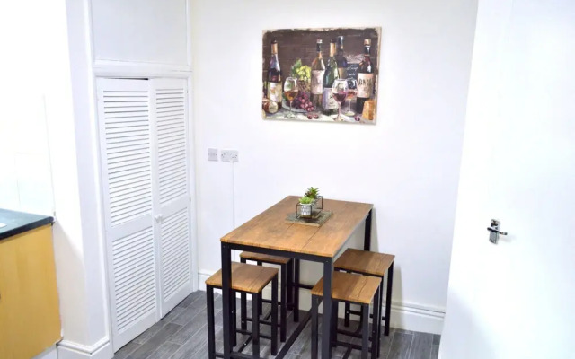 Beautiful Two-bed Apartment With Driveway Parking