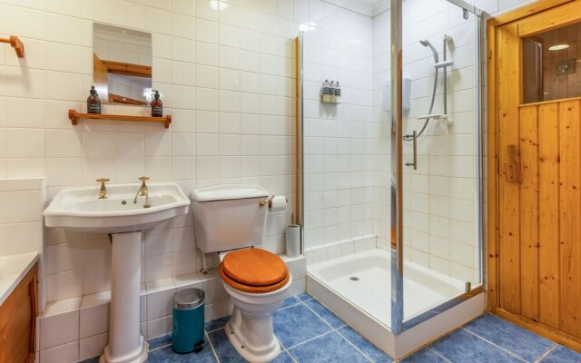 2 Bedroom Lodge With Hot Tub Sauna Full Kitchen Lounge 2 Bathrooms