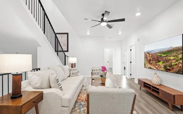 Touch of Class Stunning 5 Bdr!