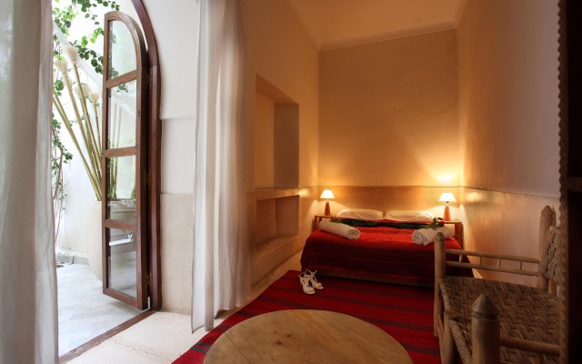 Riad White Flowers
