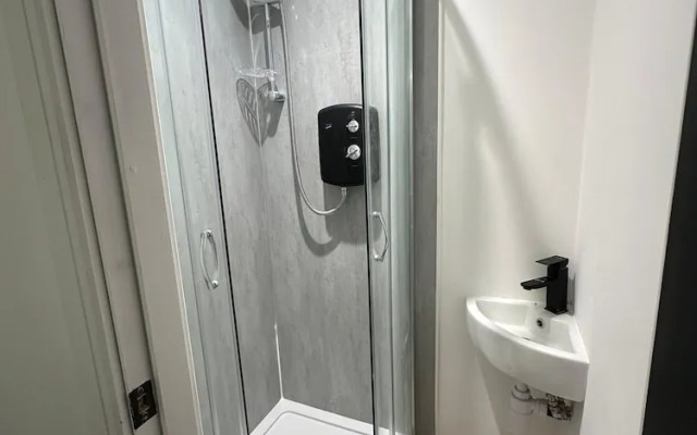 House-sleeps8-parking-garden