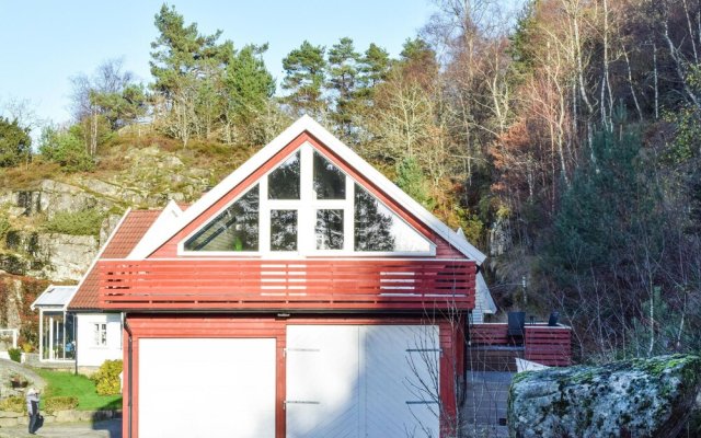 Nice Apartment in Lyngdal With 3 Bedrooms and Wifi