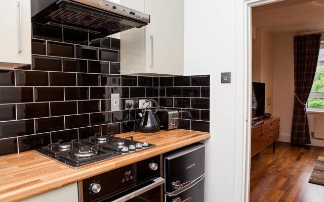 Quintessential 2 BR London Bridge Apartment