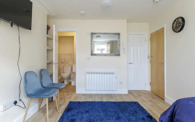 St Mary's Modern Central Huge Studio Apartments