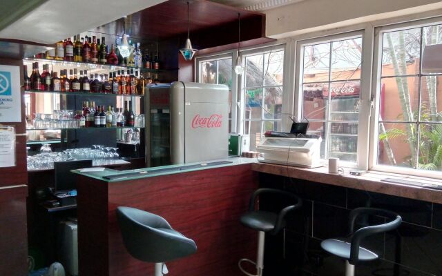 Charlie's Place And Suite