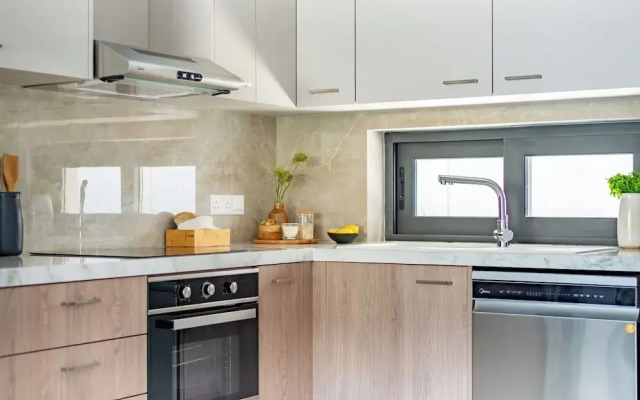 Sanders River Plaza - Neat 2 Bedroom Apt With Balcony