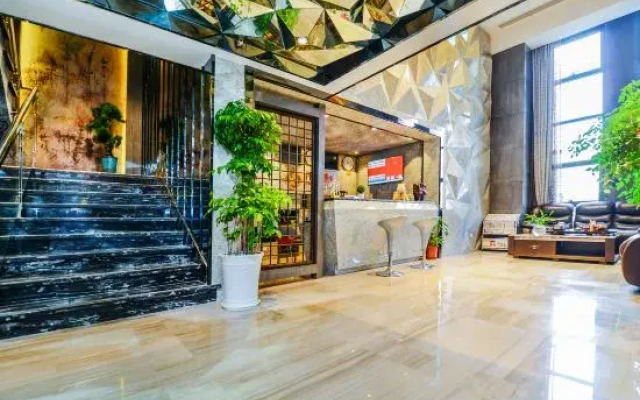 Qianhui Hotel (Chongqing Daping Longhu Times Tianjie Store)