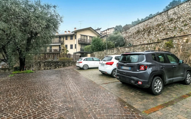 Lemon House With Shared Pool