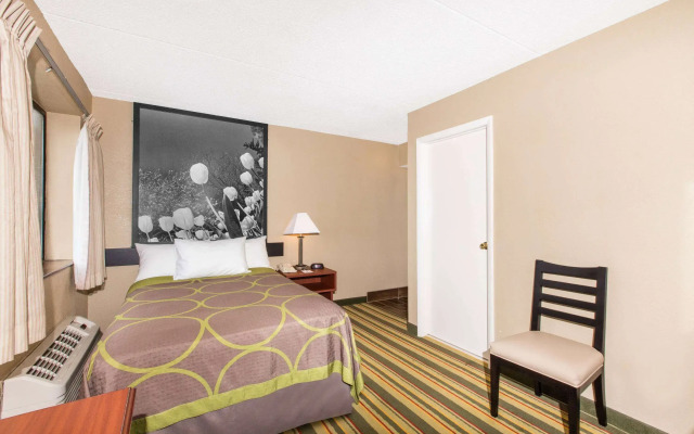 Super 8 by Wyndham Frederick